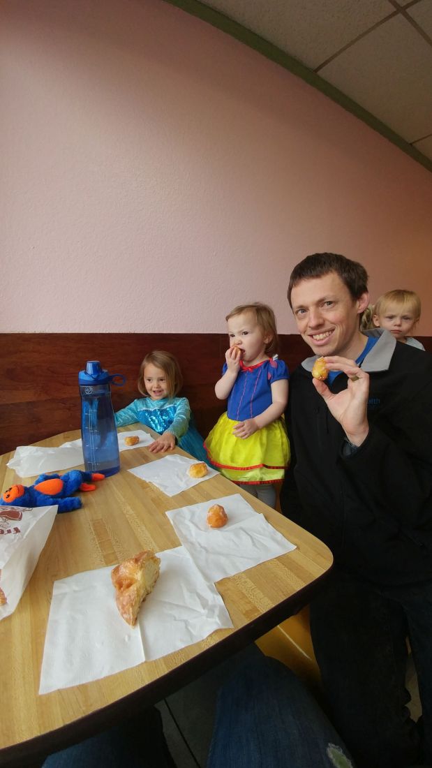 Dad and 2 kids eating donuts