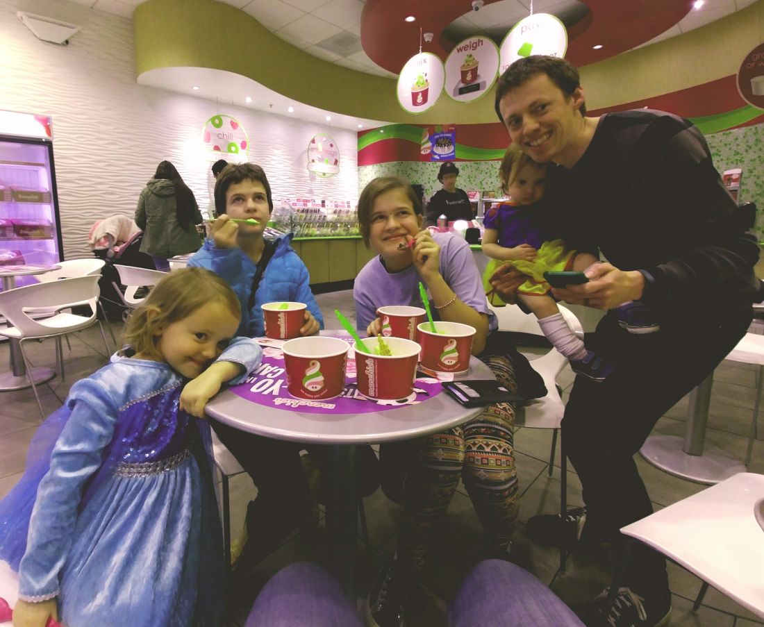 family pic at menchies fozen yogurt