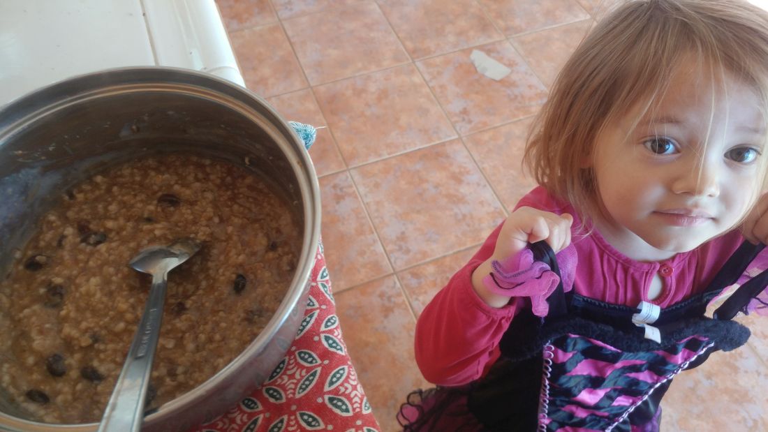 coaches oats with raisins in a pot